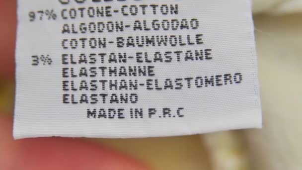 Bekleidungswaschanleitungen Etikett Makro Nahaufnahme Material — Stockvideo