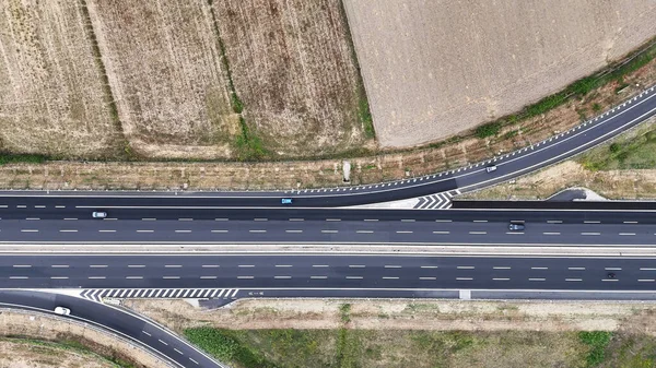 Her iki taraftaki kırsal alanla birlikte asfalt yolun havadan görünüşü, tarım arazileri arasında şehirlerarası otoyol kuruldu..
