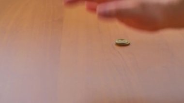 Bir adam elini ahşap kapıya vurur.