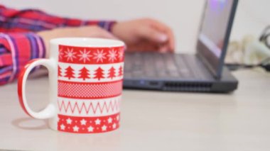 Bağımsızlar masasında bir yılbaşı kupası.