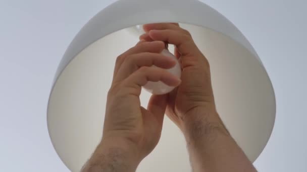 Uma Lâmpada Queimada Homem Desaperta Lâmpada Lustre Substituindo Lâmpada Apartamento — Vídeo de Stock
