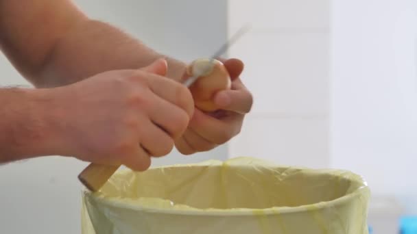 Nettoyage Des Oignons Gros Plan Cuisinier Nettoie Oignon Sur Poubelle — Video