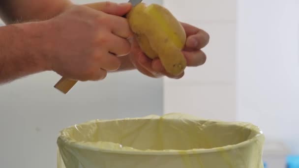 Aardappelschillen Close Een Kok Schilt Aardappelen Een Vuilnisbak — Stockvideo