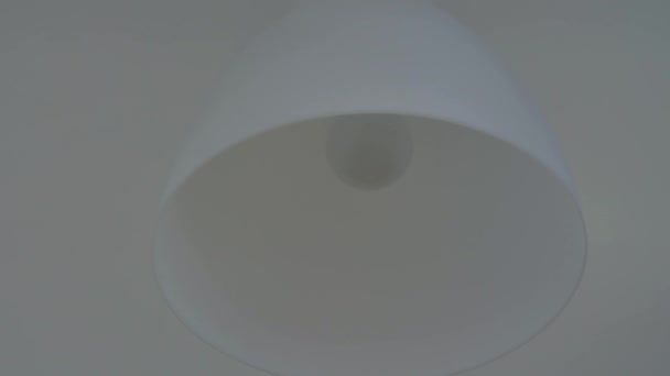Image Agrandie Lustre Avec Une Lampe Qui Allume Éteint Énergie — Video