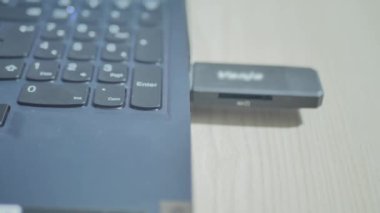 Flaş bellek bilgisayara yerleştiriliyor, Dolly 'ye yakın çekim.