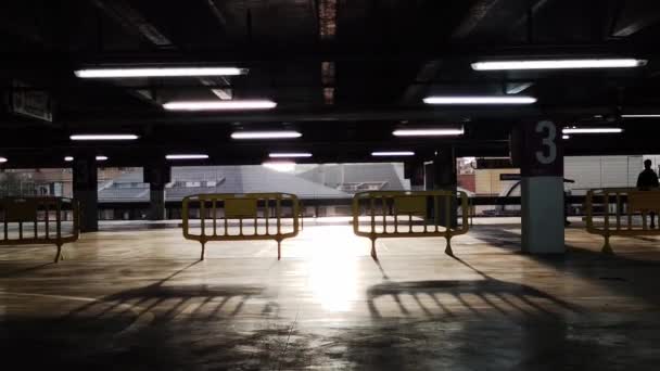 Menschen Laufen Durch Den Abgesperrten Parkplatz — Stockvideo