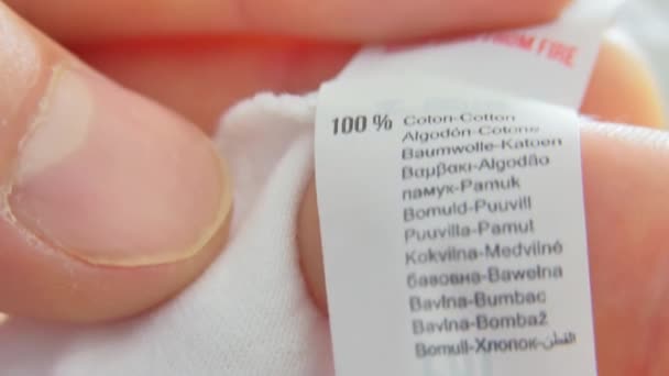 Etiqueta Roupa Com Informações Lavagem Uma Camisa — Vídeo de Stock
