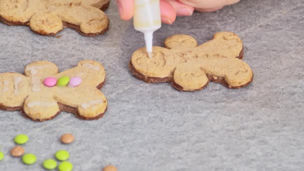 用食物糖釉来装饰自制姜饼圣诞饼干 新年食品的概念 姜饼人 Uhd的特写镜头 — 图库视频影像