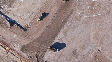 Toprak taşıma ekipmanları. Toprak hareket eden birkaç makineli büyük bir inşaat alanının havadan görüntüsü
