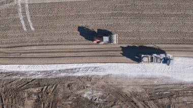 İnşaat alanında ağır inşaat malzemeleri..