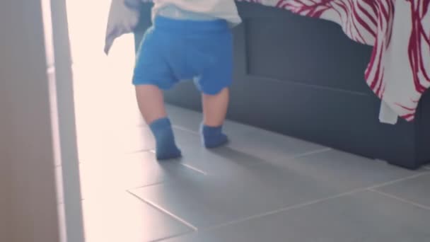 Babys Erste Schritte Das Kind Geht Den Ersten Schritten Glückliches — Stockvideo