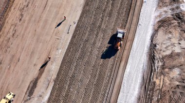 İnşaat alanında ağır inşaat malzemeleri..