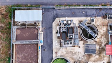 Hava aracı görüntüleme işlemi aktif atık atık su ile kirli lağım suyunu temizliyor Modern teknolojiler atık su arıtma tesisi.