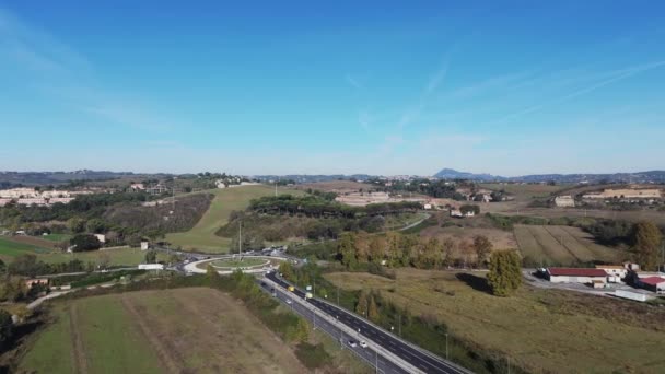 Drónfelvételek Autópályáról Mezőgazdasággal Erdővel Körülvéve Tavasszal — Stock videók