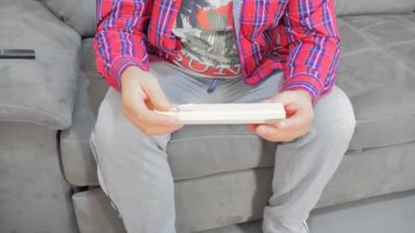 Hediye kutusuyla pozitif hamilelik testi. Bir çocuğun doğumunu planlamak ve çocuk sahibi olmak..
