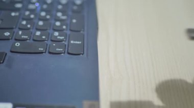 USB kablosunu bilgisayara yerleştir..