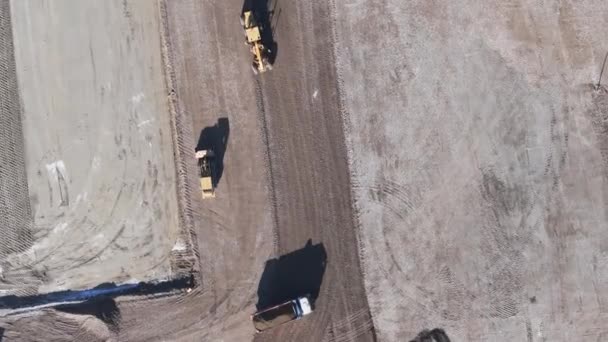 Αεροφωτογραφία Κίτρινου Εκσκαφέα Που Κατασκευάζει Οδοστρωτήρα Βαρύ Χώμα Μπουλντόζα Που — Αρχείο Βίντεο
