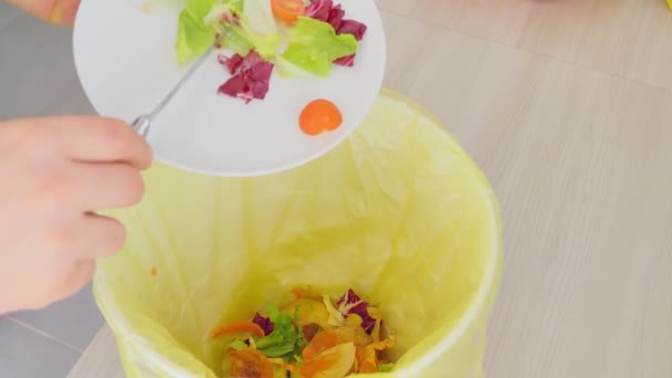 Kompost Resztek Jedzenia Męskie Dłonie Trzymające Deskę Krojenia Widelcem Skrobanie — Wideo stockowe