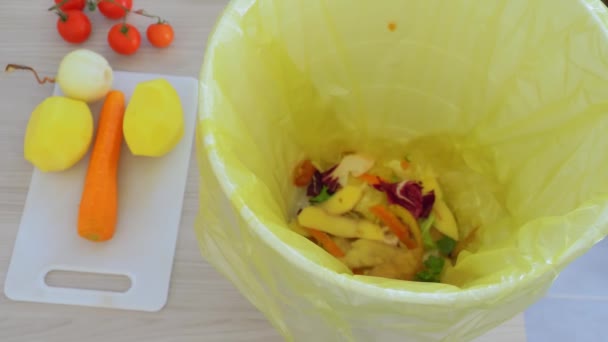 Ovanifrån Man Kompostering Vegetabiliskt Avfall Köket — Stockvideo