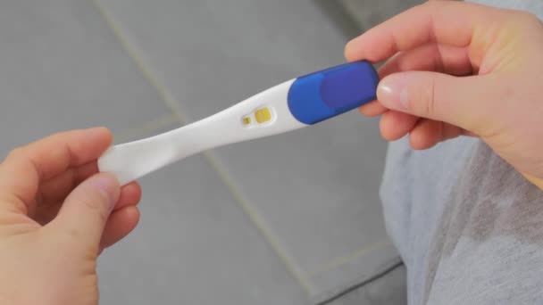 Κοντινό Πλάνο Των Αρσενικών Χεριών Τεστ Εγκυμοσύνης — Αρχείο Βίντεο