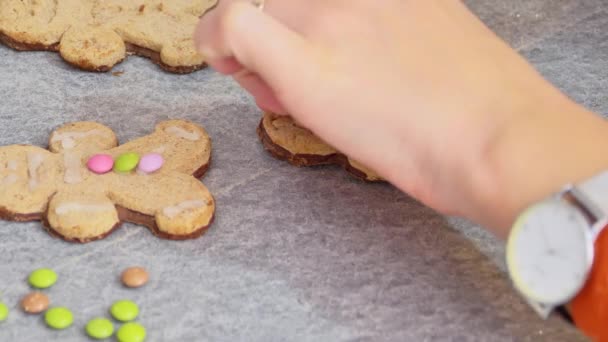 Decoratie Van Zelfgemaakte Peperkoek Kerst Koekjes Met Voedsel Glazuur Nieuwjaar — Stockvideo