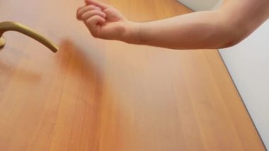 Erkek, ahşap kapıyı eliyle çalar. Borç ve vergi kavramı