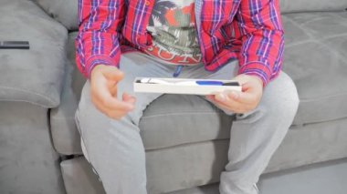 Hediye kutusuyla pozitif hamilelik testi. Bir çocuğun doğumunu planlamak ve çocuk sahibi olmak..