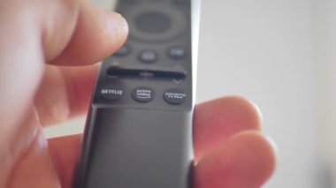 Uzaktan kumandadaki açma düğmesine bas.