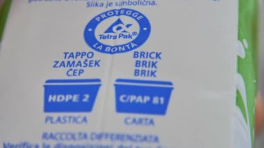 Paketteki besin bilgileri masasına yakın çekim. Seçici odak