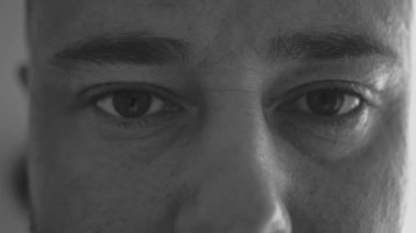 Bir erkeğin yüzü ve gözleri. Bir adamın yüzünde kırışıklıklar. Yüzü yakın çekim.