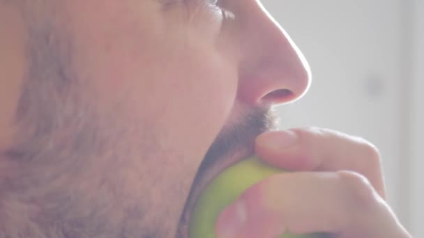 吃苹果的人靠近一只吃新鲜水果的雄性嘴 人咬着 咀嚼着一个苹果 节食和健康的食物 慢动作 天然有机营养 饥饿的家伙在咬苹果 — 图库视频影像
