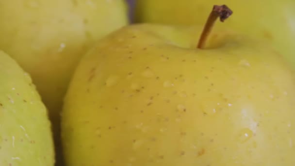 Φρέσκα Πράσινα Μήλα Μακρό Πλάνο Των Περιστρεφόμενων Φρούτων — Αρχείο Βίντεο