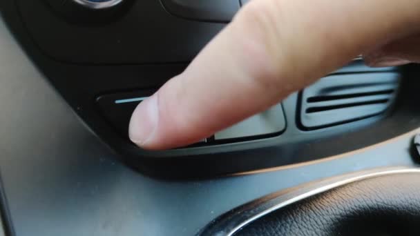 Ένα Χέρι Mans Πατάει Κουμπί Εκκίνησης Του Κινητήρα Στο Εσωτερικό — Αρχείο Βίντεο