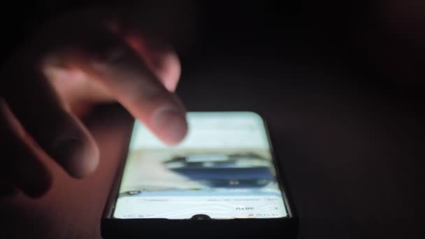 Mladý Muž Hledat Mobilním Telefonu Procházet Sociální Sítě Close — Stock video