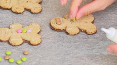 Ev yapımı zencefilli Noel kurabiyelerinin süslemesi. Yeni yıl yemeği konsepti. Zencefilli çörek adam. 4K 'da yakın plan, UHD
