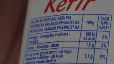 Gıda etiketi, gıda paketi hakkında kalori bilgisi, aşırı yakın çekim.