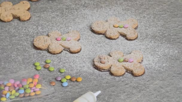 Dekoracja Domowej Roboty Piernikowe Ciasteczka Świąteczne Lukrem Żywności Glazury Noworoczna — Wideo stockowe