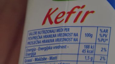 Gıda etiketi, gıda paketi hakkında kalori bilgisi, aşırı yakın çekim.