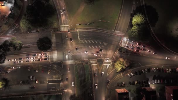 鳥の目から夜間の道路交差点 — ストック動画