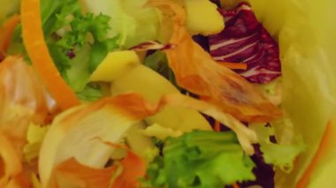 Muz kabuğu, portakal ve soğan atığı olarak mutfak meyve ve sebzelerinin gübrelenmesi bahçedeki toprağı zenginleştiren çevreye duyarlı gübre olarak geri dönüşüm için kullanılır.