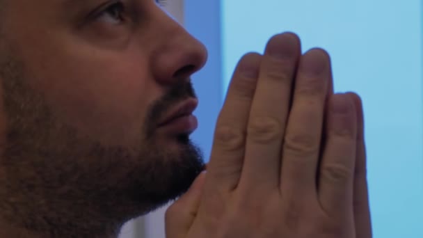 Hombre Casa Mirando Hacia Arriba Rezando Oración Pensando Primer Plano — Vídeo de stock