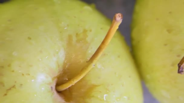 Краплі Води Спускаються Вниз Зелене Яблуко — стокове відео