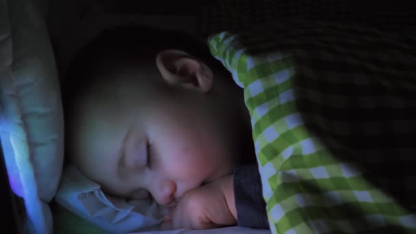 Malý Chlapec Spí Postýlce Noci — Stock video