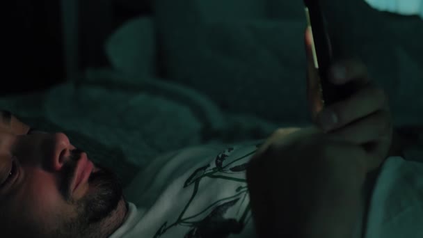 Сумний Чоловік Лежав Ліжку Телефоні — стокове відео
