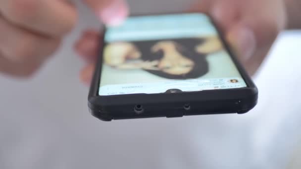Jovem Olhar Telefone Celular Procurar Rede Social Close — Vídeo de Stock