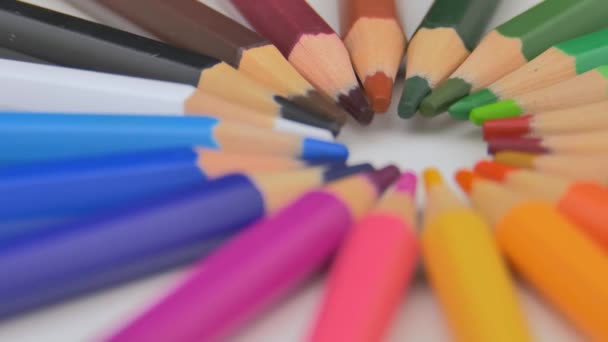 다채로운 연필은 배경으로 회전합니다 그림을위한 무지개 착색된 연필의 개념으로 돌아가기 — 비디오