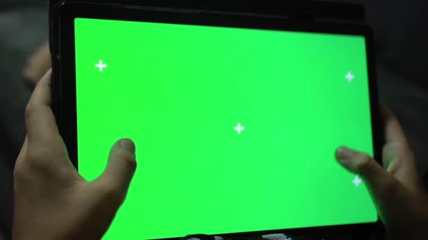 タブレットコンピュータのグリーンスクリーンとクロマキー モバイルコンピュータを閉じた男だ 追跡マーカーによる緑色のスクリーンChromakeyレイアウト — ストック動画