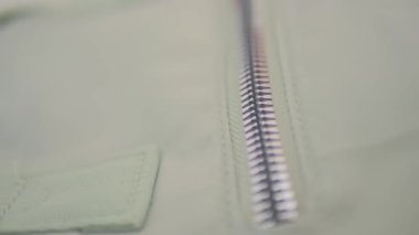 Telefonu sırt çantasının cebine koy..