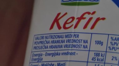 Gıda etiketi, gıda paketi hakkında kalori bilgisi, aşırı yakın çekim.