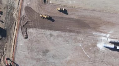 Hamilelik testi tutan erkek ellerinin yakın çekimi..